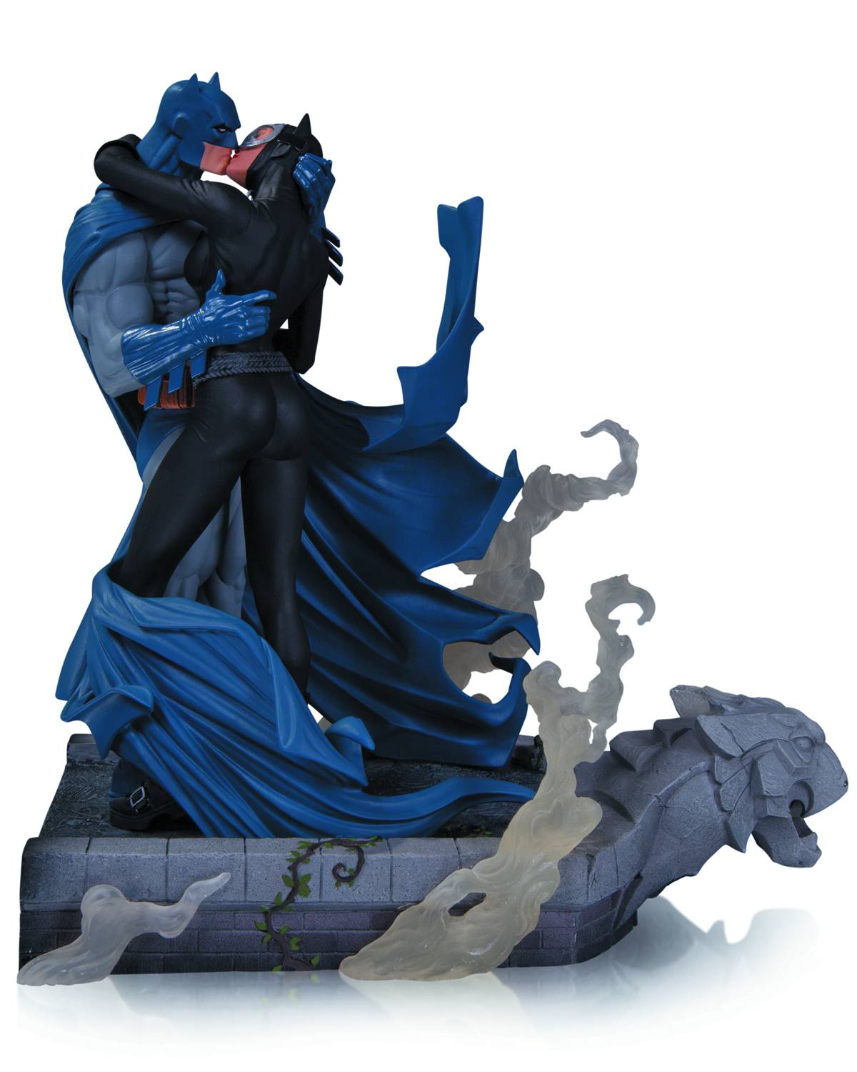 Batman and Catwoman Kiss Statue